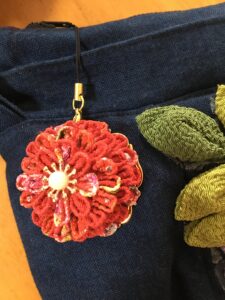 赤いお花のつまみ細工のキーホルダー